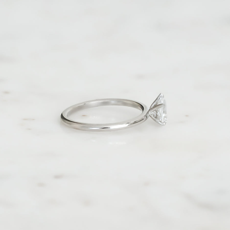 Analyzing image    Luice-pear-cut-0_70-vitguld-forlovningsring