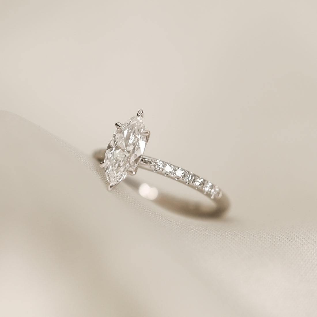 Ernst Forssell Collectées Madison Marquise Cut 1,00 ct Förlovningsring med sidostenar