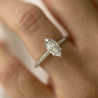 Ernst Forssell Collectées Madison Marquise Cut 1,00 ct Förlovningsring med sidostenar