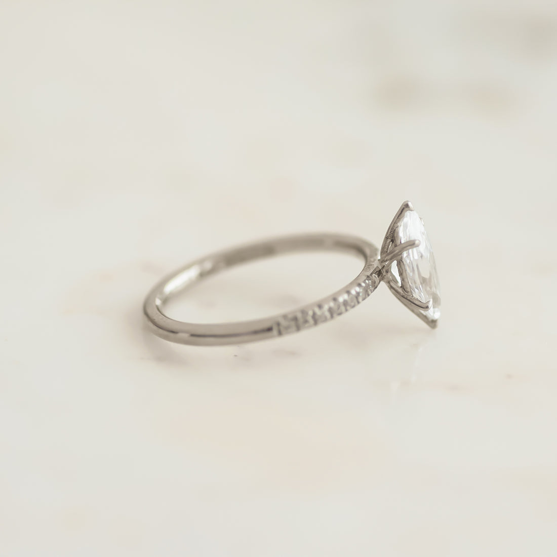 Ernst Forssell Collectées Madison Marquise Cut 1,00 ct Förlovningsring med sidostenar