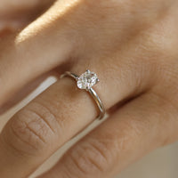 Ernst Forssell Collectées Claire Oval Cut 0,60 ct Förlovningsring